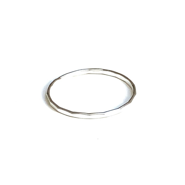 Annemarie hammered ring (Goud of Zilver)